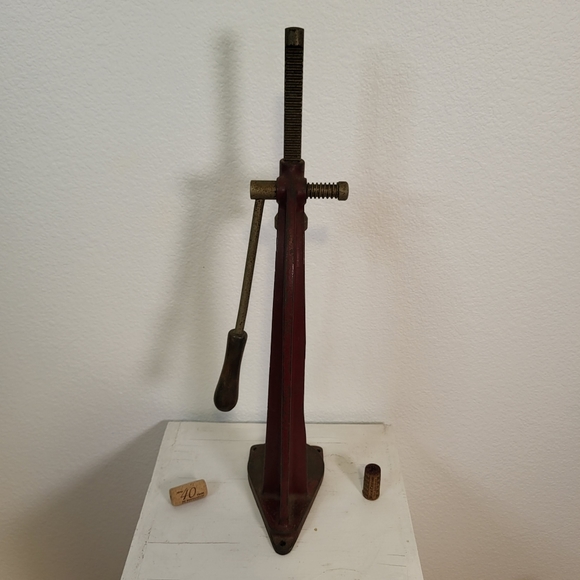 "Wesglasco" antique cast iron bottle capper in red - Picture 7 of 12